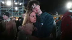 Seçim sonuçlarını takip eden iki Macar genç