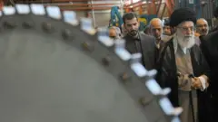 بازدید رهبر جمهوری اسلامی از یک کارخانه