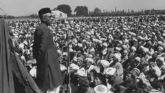 1949లో శ్రీనగర్‌లో ఒక సమావేశంలో మాట్లాడుతున్న షేక్ అబ్దుల్లా
