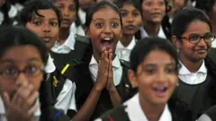 స్కూలు విద్యార్థులు