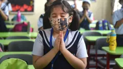 లక్నోలోని ఒక పాఠశాలలో ప్రార్థన చేస్తున్న విద్యార్థిని