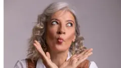 امراة بشعر أبيض