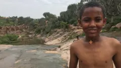ኣብ ሩባ ወሪዱ ማይ ጳጉሜን ዝሕጸብ ቆልዓ