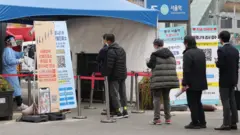 19일 서울역 임시선별검사소에서 검사를 받으러 온 시민들이 길게 줄을 서 있다