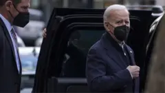 ワシントンの教会から出るバイデン米大統領（27日）