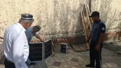 Қуёш панелларини кўздан кечираётган фарғоналиклар