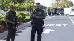 5月15日，美國加州拉古納伍茲的日內瓦長老會教堂發生致命槍擊事件後，執法人員在現場附近警戒。