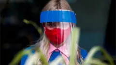 Официантка в маске