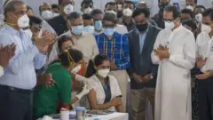 মহারাষ্ট্রের মুখ্যমন্ত্রী উদ্ধব ঠাকরের উপস্থিতিতে মুম্বাইতে শনিবার টিকা নিচ্ছেন একজন স্বাস্থ্যকর্মী