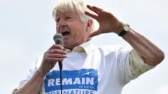 Stanley Johnson haciendo campaña para permanecer en la UE