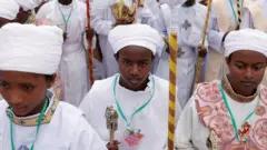 أعضاء الجوقة الأرثوذكسية الإثيوبية يغنون خلال احتفال ميسكل لإحياء ذكرى اكتشاف الصليب الحقيقي الذي صلب عليه يسوع المسيح في ميدان مسكل، في أديس أبابا، إثيوبيا، 26 سبتمبر/أيلول 2022
