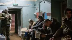 Bomba sığınacağında insanlar