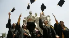 সারা দেশের ৪৬টি সরকারি বিশ্ববিদ্যালয়ে ভর্তি হওয়ার জন্যে প্রায় আড়াই লাখ শিক্ষার্থী পরীক্ষা দিয়ে থাকেন।