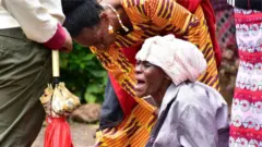 Abo mu miryango ya bamwe mu bari muri ayo masengesho bateraniye hanze y'ibitaro byo muri ako karere