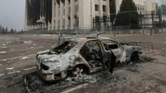 Сгоревшее здание администрации Алматы, разгромленный аэропорт, задержания. Как начался день в Казахстане.