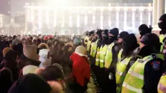 蒙古首都烏蘭巴托，數千民眾與警方在政府所在地國家宮門口對峙