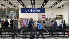 ব্রেক্সিট প্রশ্নে ব্রিটেনের রাজনীতি গত প্রায় তিন বছর ধরেই উত্তপ্ত।