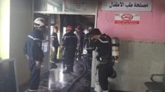 صورة من صفحة الحماية المدنية الجزائرية على فيسبوك لعناصرها وهم يسهمون بعمليات الإطفاء والإنقاذ في المستشفى