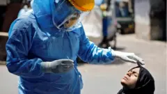 जांच करते डॉक्टर