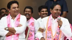 మీడియాతో మాట్లాడుతున్న కేసీఆర్. చిత్రంలో టీఆర్‌ఎస్ కార్యనిర్వాహక అధ్యక్షుడు కె.తారక రామారావు, సీనియర్ నేత కేశవరావు