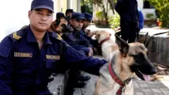 प्रहरी हवलदार रामबहादुर गुरुङ र पप्पी।