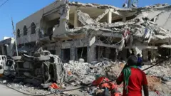 د سومالیا ولسمشر ویلي، د هېواد پلازمېنه موګادیشو کې الشباب سخت‌دریځې ډلې دوې چاودنې کړې چې تر اوسه د سلو تنو د وژل کېدو خبر تایید شوی