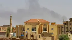 أعمدة الدخان ظهرت بوضوح في سماء الخرطوم صباح الجمعة