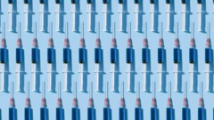 Ilustração com seringas de vacinas enfileiradas