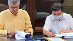 Адвокат и Владимир Мау (справа) в Тверском суде