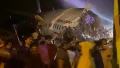 One picture dey show di aircraft afta e crash for Calicut airport for Kerala