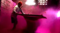 ગુલાલ તૈયાર કરતા મજૂરની તસવીર