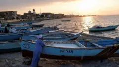 صيادون وقوارب صيد