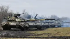 Украинские танки во время учений около границы с аннексированным Россией Крымом