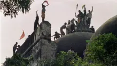 ভাঙা হচ্ছে বাবরি মসজিদ। ৬ ডিসেম্বর, ১৯৯২