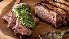 Plato de carne asada con chimichurri.