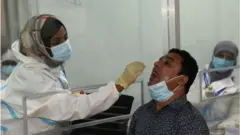ঢাকার বিমানবন্দরে যাত্রীদের করেনাভাইরাস পরীক্ষা