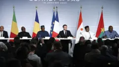 Au sommet de Pau, Emmanuel Macron et ses homologues africains, Mahamadou Issoufou (Niger) ,Idriss Déby (Tchad), Roch Marc Christian Kaboré (Burkina), Ibrahim Boubacar Keïta (Mali) et Mohamed Ould Cheikh El Ghazouani (Mauritanie) ont décidé d'intensifier leur coopération militaire pour venir à bout des bandes armées opérant au Sahel.