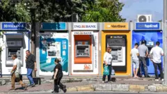 BDDK verilerine göre 13 haftalık, yıllıklandırılmış ve kur etkisinden arındırılmış kredi büyüme hızı yüzde 45'i aştı. Bunun iki temel nedeni var: Alım gücünün düşmesi ve enflasyonun yüksek olması. Ekonomist Derici Şengül, "Enflasyonun yarattığı talebi öne çekmek söz konusu, tasarruf etmektense parayı harcamak mantıklı" diyor.