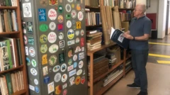 Pesquisador em pé, folheando livro e olhando para estante