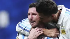 El portero suplente Juan Musso abraza y besa a Lionel Messi, quien está en llanto.