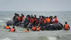 በአነስተኛ ጀልባ ባህር እያቋረጡ ያሉ ስደተኞች