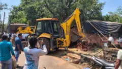 प्रशासनानं कारवाई करत भंगार व्यावसायिकाच्या बांधकामावर जेसीबी फिरवला.