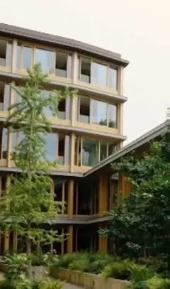 Imagem de um prédio com janelas de vidro