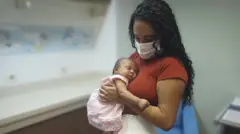 annesinin kucağında bir bebek
