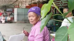 राष्ट्रिय परिचयपत्र लिने क्रममा एक ज्येष्ठ नागरिक