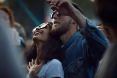 Uma mulher e um homem juntos em um show