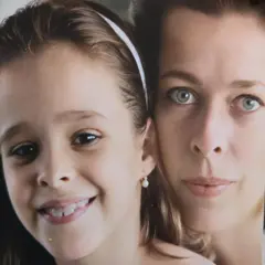 Alina Fernández quando criança, ao lado da sua mãe, Naty Revuelta, ambas sorrindo