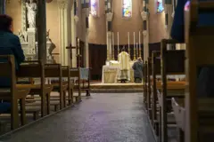 Un sacerdote celebrando una misa en latín.