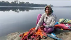 જેતપુર સાડી ઉદ્યોગ, પોરબંદરની ખાડીમાં પાણી પ્રદૂષણ, જળપ્રદૂષણ, ભાદરમાં પાણી પ્રદૂષણ, લોકોને ચામડીના રોગો, જેતપુર સાડી ઉદ્યોગ ખેતીને અસર, બીબીસી ગુજરાતી ગ્રાઉન્ડ રિપોર્ટ