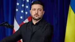 O presidente ucraniano Volodymyr Zelensky em entrevista coletiva com o presidente americano Donald Trump em Palm Beach, Flórida, EUA, 28 de dezembro de 2025